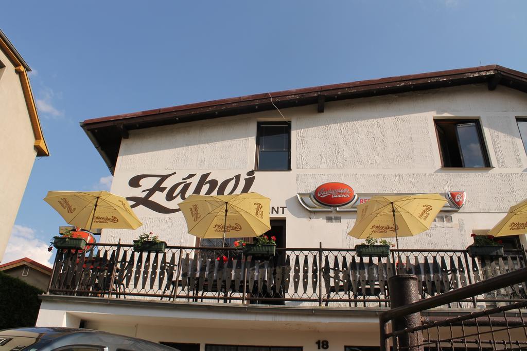ホテル Zaboj Restaurant カルロヴィ・ヴァリ エクステリア 写真